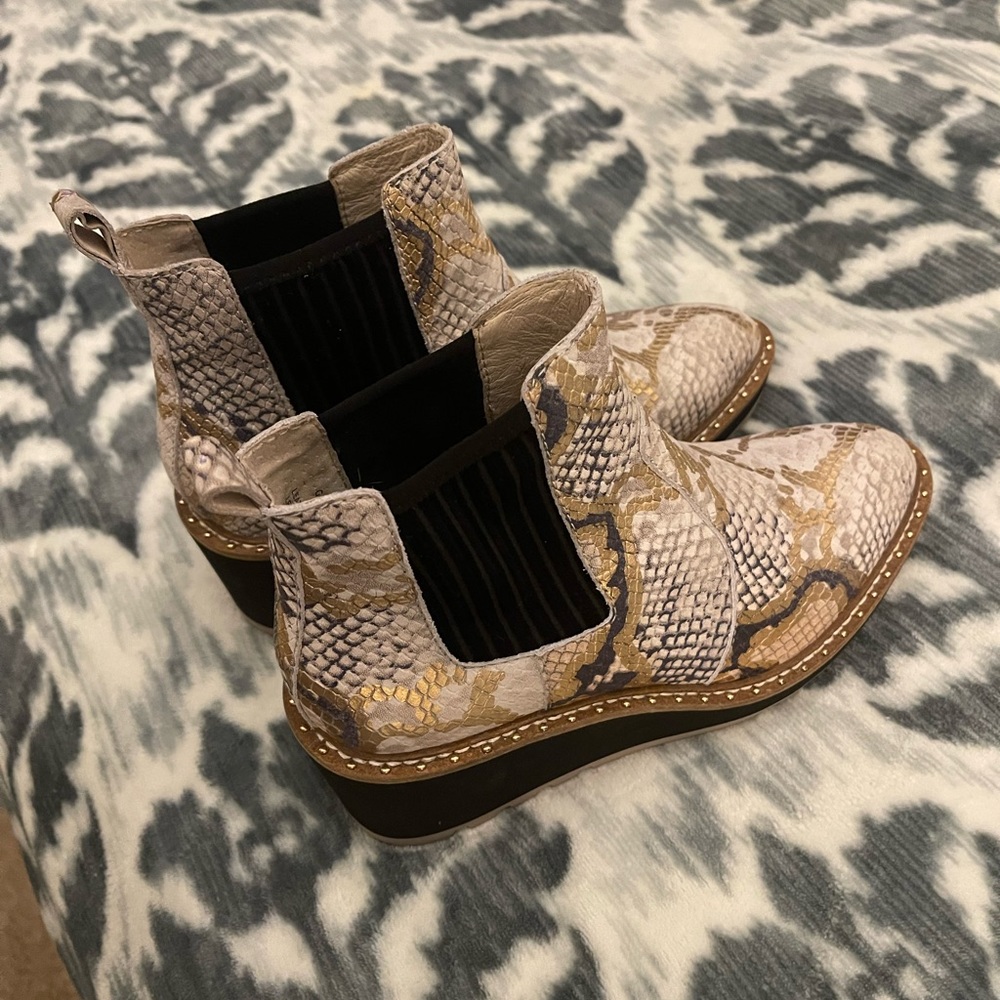 New withOUT tags, Cecilia New York booties